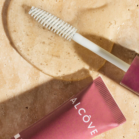 Brosse coiffante de précision Alcôve pour cheveux, 15 ml, montrée en gros plan sur l'image.
