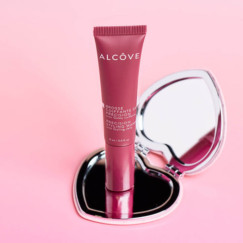 Brosse coiffante de précision Alcôve pour cheveux, 15 ml, en gros plan avec poils fins et manche élégante.