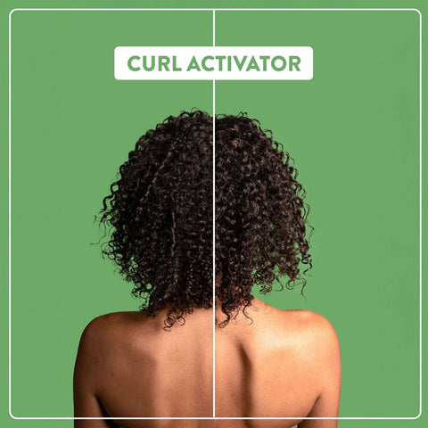 Activateur de boucles Alcôve pour cheveux, flacon spray avec liquide coiffant pour renforcer et définir les boucles naturelles.