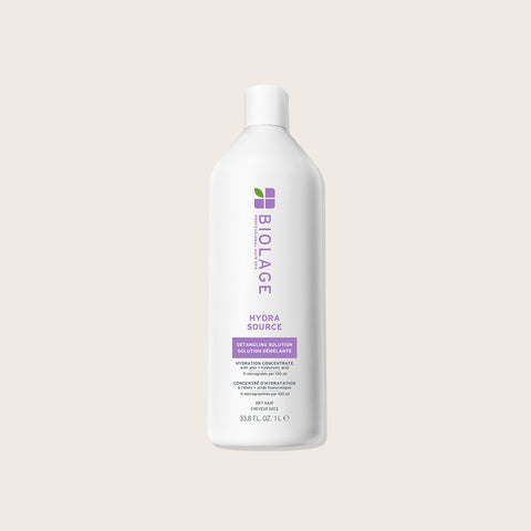 Spray démêlant hydratant Biolage Hydra Source pour cheveux, bouteille blanche avec pompe, application sur cheveux humides