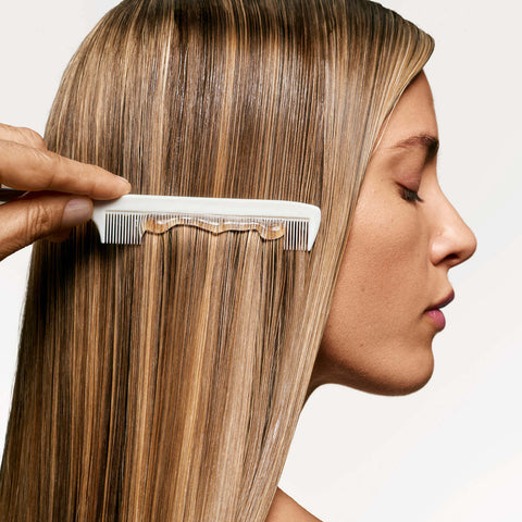 Flacon de 1 litre de solution démêlante Hydrasource de Biolage pour cheveux, contenant un liquide clair dans un flacon.