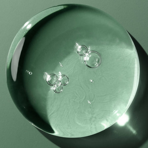 Flacon de solution démêlante Hydra Source de Biolage pour cheveux, avec bouteille de grande capacité.