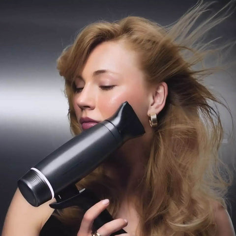 Sèche-cheveux GHD Speed noir titane, outil de coiffure professionnel, avec design élégant et technologie ultra rapide.