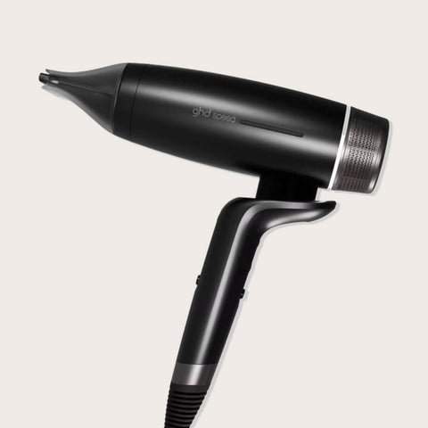 Séchoir GHD Speed noir, outil de coiffure professionnel, avec design élégant et technologie ultra rapide pour un séchage efficace.