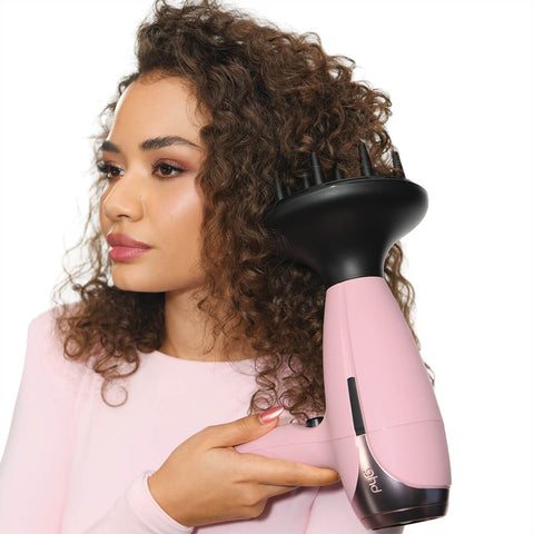 Sèche-cheveux GHD Helios rose édition limitée, outil de coiffage élégant avec concentrateur et design moderne visible sur l'image.