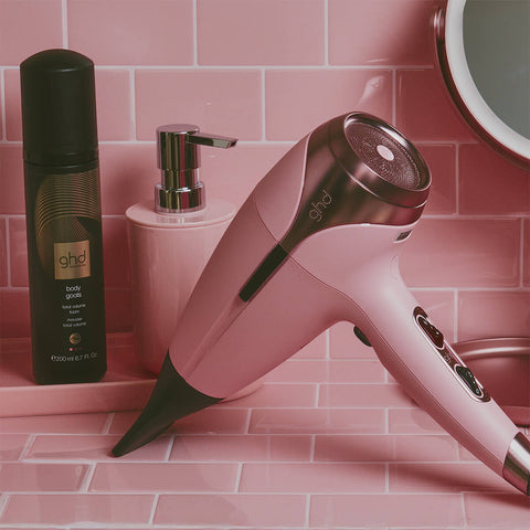 Séchior GHD Helios Rose Édition Limitée, outil de coiffure professionnel avec design élégant en rose, visible en image.
