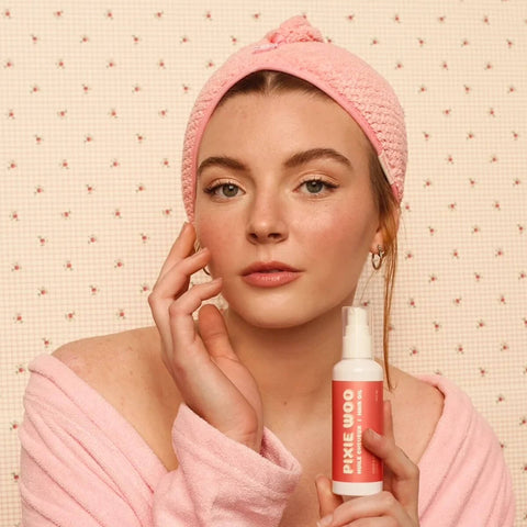 Serviette capillaire en microfibre rose de la marque Pixie Woo, douce et absorbante pour cheveux.