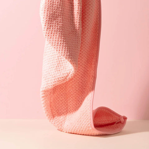 Serviette capillaire en microfibre rose de la marque Pixie Woo pour cheveux, douce et absorbante.