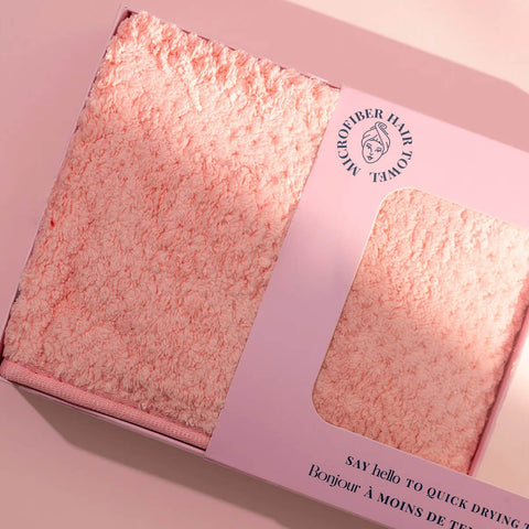 Serviette capillaire en microfibre rose de Pixie Woo, douce et absorbante pour cheveux.