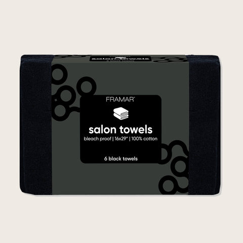 Serviettes de salon noires Framar, lot de 6 outils professionnels pour coiffure, posées sur une surface blanche.