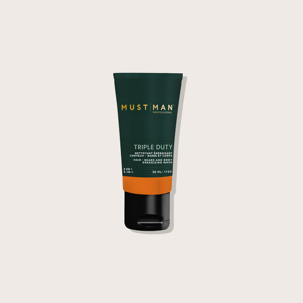 Shampooing triple action pour cheveux, barbe et corps Must Man Professional, flacon blanc avec étiquette noire.
