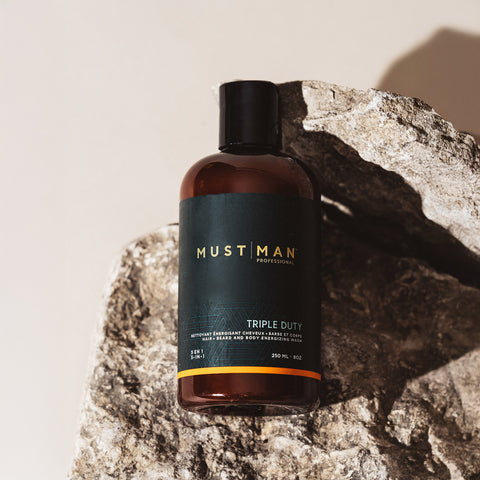 Shampooing triple duty Must Man pour cheveux, barbe et corps, flacon de 250 ml, bouteille noire avec étiquette.