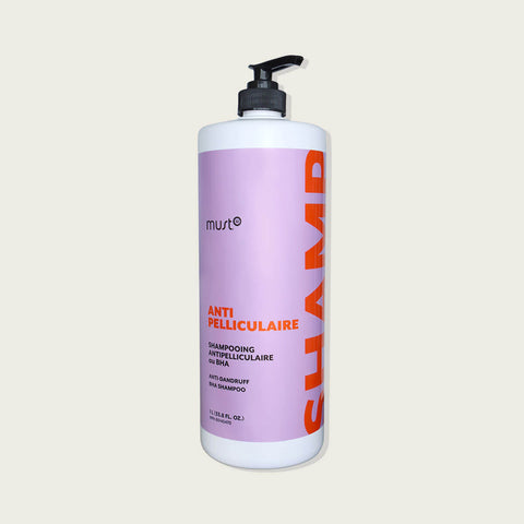 Shampooing antipelliculaire Must52 au BHA pour cheveux, bouteille d'un litre, avec étiquette visible.