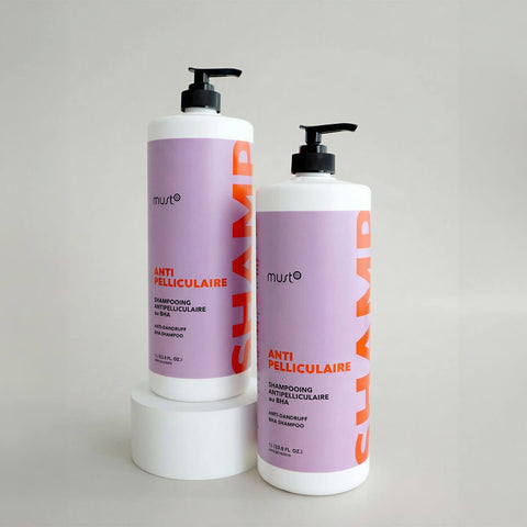 Shampooing antipelliculaire Must52 au BHA pour cheveux, flacon d'un litre, bouteille blanche avec étiquette bleue.
