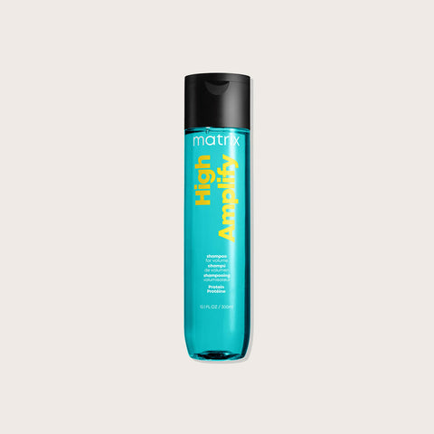 Shampooing volume High Amplify de Matrix pour cheveux, bouteille blanche avec étiquette colorée et pompe.