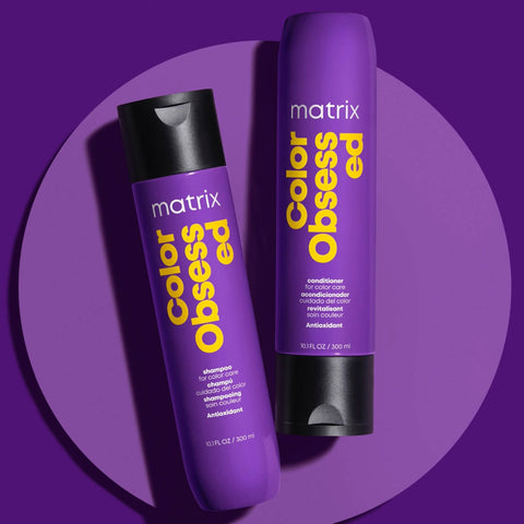 Shampooing pour cheveux Color Obsessed de Matrix, flacon violet avec pompe, visible en gros plan.