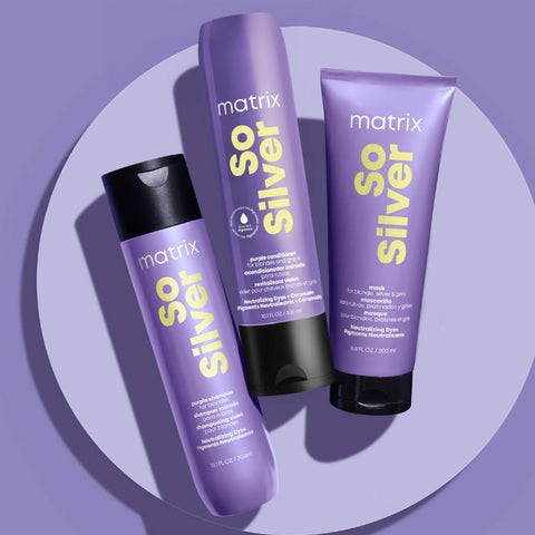 Shampooing neutralisant So Silver de Matrix pour cheveux, texture crémeuse, bouteille blanche avec logo violet.