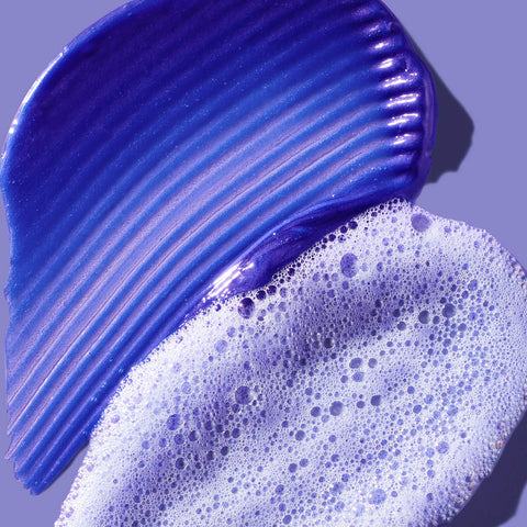 Shampooing neutralisant So Silver de Matrix pour cheveux, bouteille avec étiquette violette et capuchon noir.