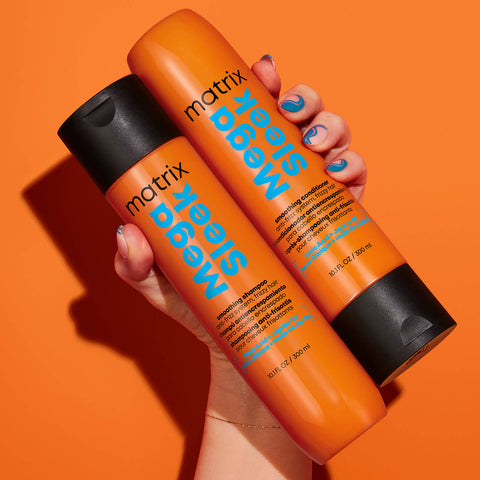 Shampooing lissant Matrix Mega Sleek pour cheveux, texture fluide et soin brillant visible dans le flacon.