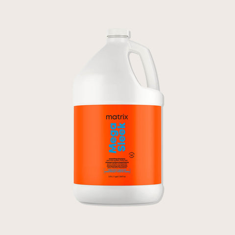 Shampooing lissant Mega Sleek de Matrix pour cheveux lisses et soyeux, bouteille blanche avec étiquette colorée.