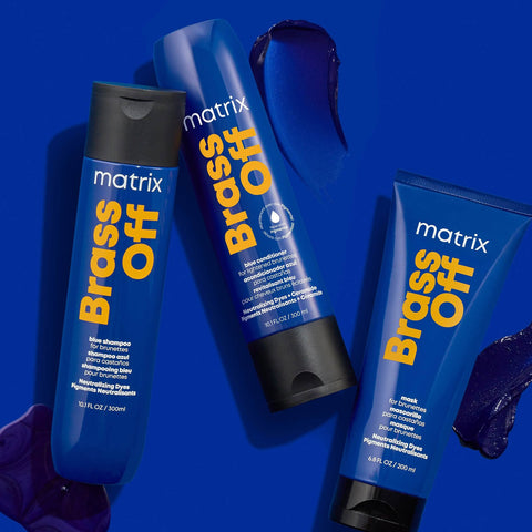 Shampooing neutralisant Brass Off de Matrix pour cheveux, bouteille avec étiquette colorée, texture crémeuse, dans un flacon.