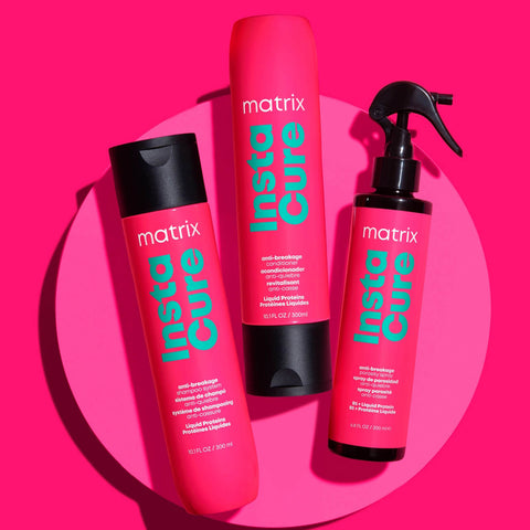 Shampooing réparateur Matrix Insta Cure pour cheveux, bouteille avec étiquette blanche et bleue, vue de face.