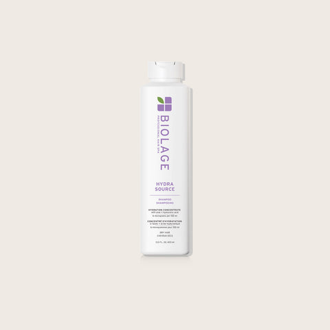 Shampooing hydratant Biolage Hydra Source pour cheveux, bouteille bleue avec logo Biolage, vue de face.