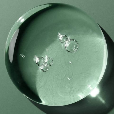 Shampooing hydratant Biolage Ultra Hydra Source pour cheveux, bouteille blanche avec logo et texture hydratante visible.