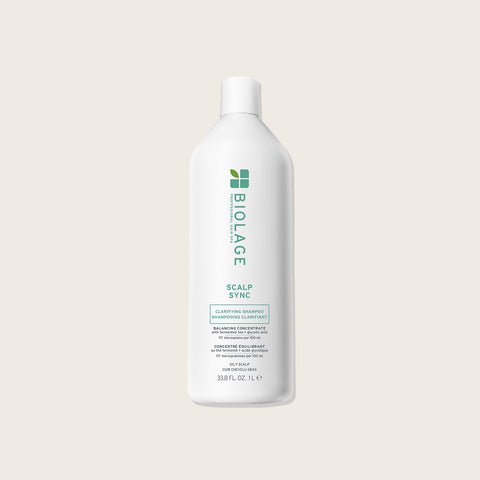 Shampooing clarifiant Biolage Scalp Sync pour cheveux, texture liquide et flacon, nettoyage en profondeur du cuir chevelu.