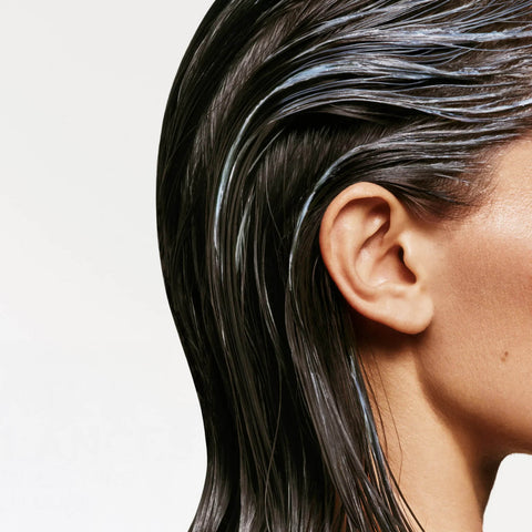 Shampooing antipelliculaire Biolage Scalp Sync pour cheveux, bouteille d'un litre, logo visible, texture de shampooing en arrière-plan