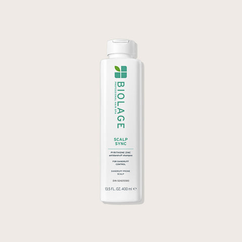 Shampooing anti-pelliculaire Biolage Scalp Sync pour cheveux, flacon blanc avec bouchon noir, visible en image.
