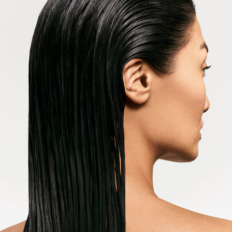 Shampooing apaisant Scalp Sync Biolage pour cheveux, flacon de 400 ml avec étiquette blanche et design épuré.