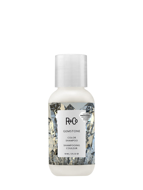 Shampooing couleur R+Co Gemstone pour cheveux, bouteille élégante avec étiquette colorée, visible dans l'image.