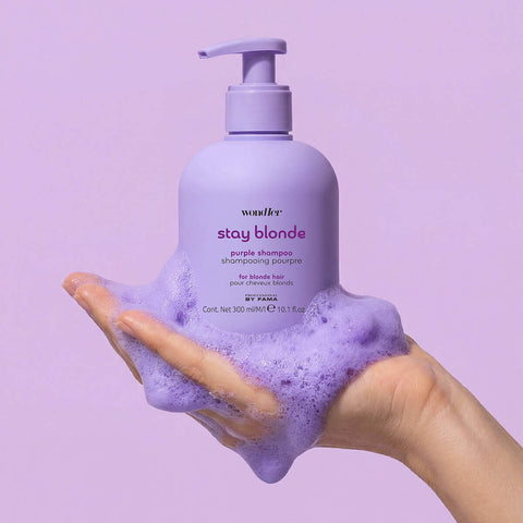 Shampooing neutralisant Stay Blonde de 300 ml, produit capillaire de Professional By Fama, dans un flacon blanc avec étiquette.