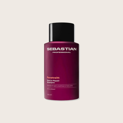 Shampooing réparateur Sebastian Penetraitt pour cheveux abîmés, bouteille bleue avec flacon noir, visible sur l'image.