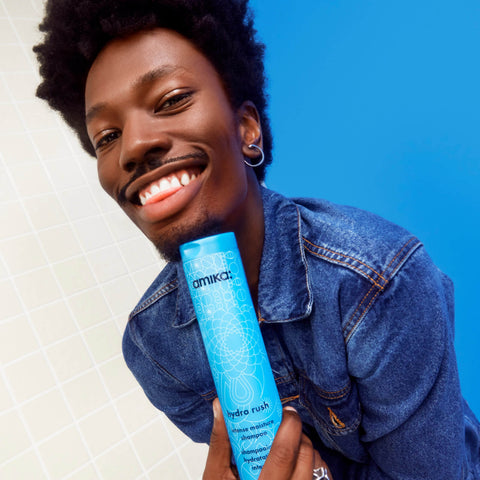 Shampooing hydratant Amika Hydro Rush pour cheveux, bouteille bleue avec pompe, application sur cheveux humides