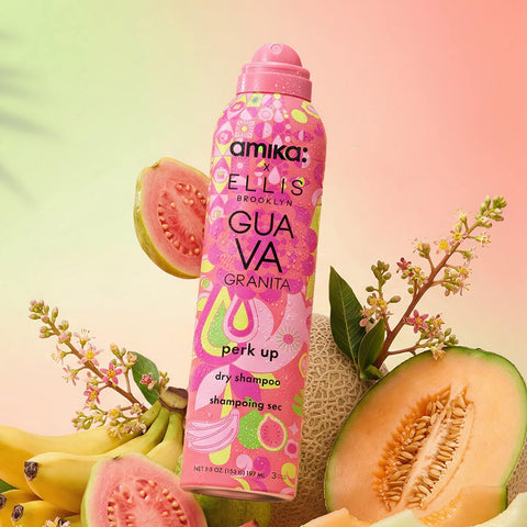 Shampooing sec Amika Perk Up Guava Granita pour cheveux, flacon de 286 ml, édition limitée, texture en spray.