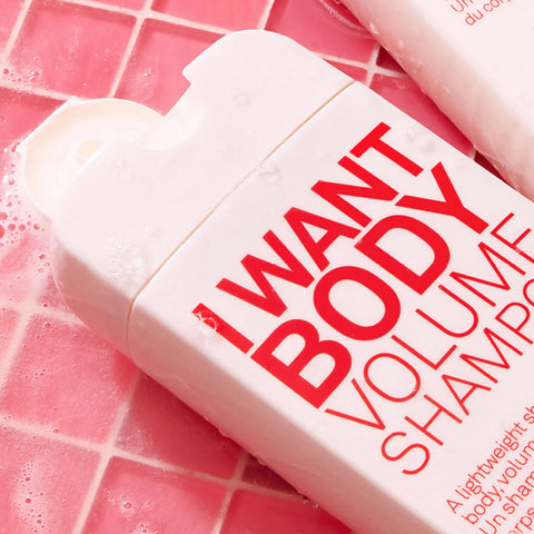 Shampooing volume Eleven Australia I Want Body pour cheveux, texture légère et épaississante, dans un flacon blanc avec logo.