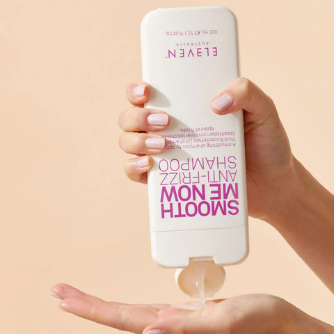 Shampooing lisse Eleven Australia Smooth Me Now pour cheveux, bouteille blanche avec logo noir, visible dans l'image.