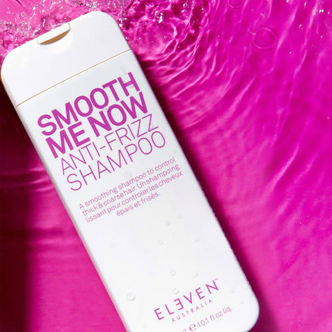 Shampooing lisse Eleven Australia Smooth Me Now pour cheveux, flacon avec étiquette bleu et blanc, visible en image.
