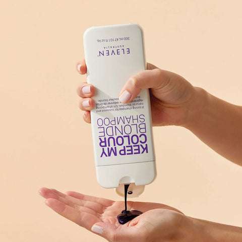 Shampoing neutralisant pour cheveux blonds Eleven Australia Keep My Colour Blonde, flacon de 960 ml posé sur une surface.