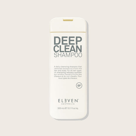 Shampoing quotidien Deep Clean de Eleven Australia pour cheveux, bouteille blanche avec étiquette colorée et bouchon noir.