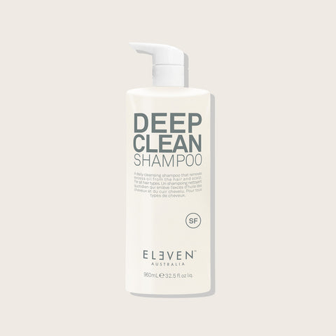 Shampooing quotidien Deep Clean de Eleven Australia pour cheveux, bouteille bleu clair avec pompe, visible dans l'image.