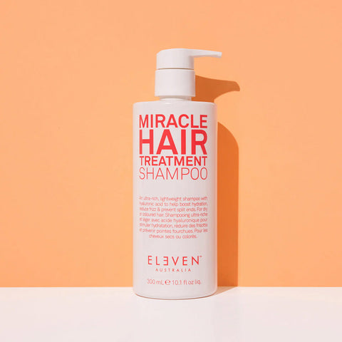 Shampooing traitant Miracle Hair de Eleven Australia pour cheveux, flacon de 300 ml visible avec étiquette colorée.