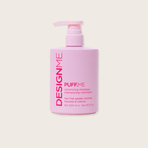 Shampoing volumisant DESIGN.ME PUFF.ME pour cheveux, bouteille blanche avec étiquette colorée, prêt à être utilisé.