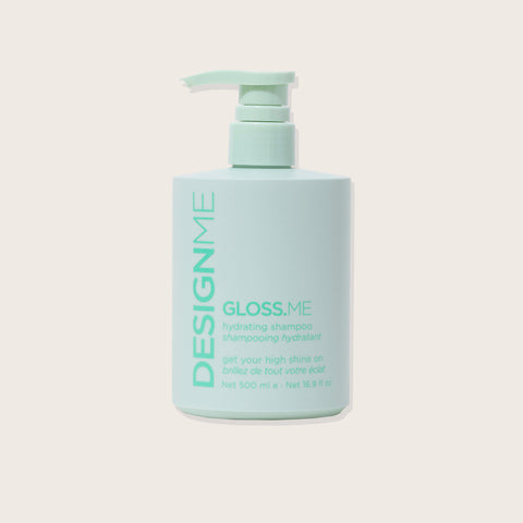 Shampooing hydratant GLOSS.ME pour cheveux, bouteille de Design.Me, texture crémeuse et liquide visible dans le flacon.
