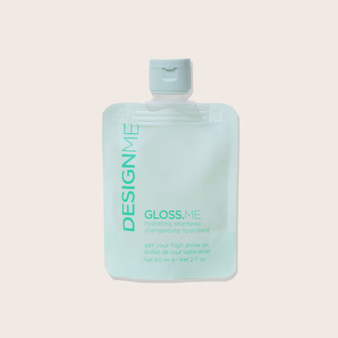 Shampooing hydratant Design.Me GLOSS.ME pour cheveux, bouteille blanche avec logo blanc et texte, texture crémeuse visible