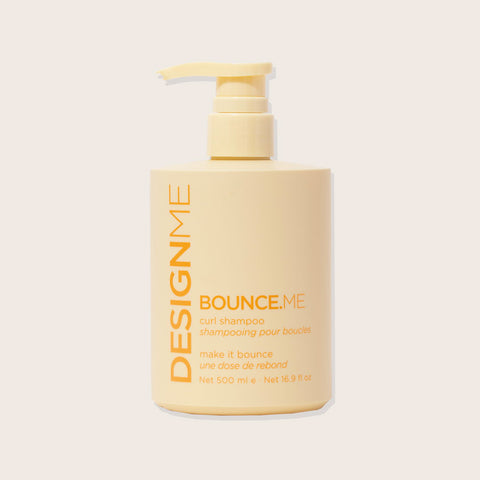 Shampooing boucles BOUNCE.ME de Design.Me pour cheveux bouclés, bouteille blanche avec étiquette colorée et bouchon noir