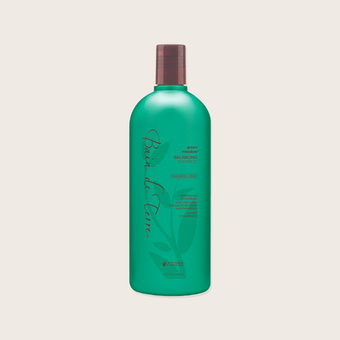 Shampooing équilibrant Bain de Terre Green Meadow pour cheveux avec bouteille verte et étiquette naturelle.