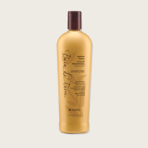 Shampooing Bain de Terre couleur Passion Flower pour cheveux, bouteille avec étiquette fleurie, dans un flacon élégant.